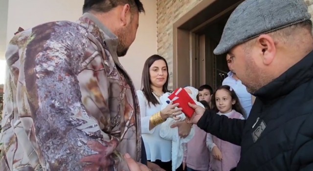 Erkek çocuğu dünyaya gelince 700 yıllık geleneği yaşattı