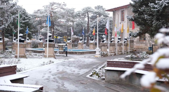 Erzincan kent merkezine mevsimin ilk karı düştü
