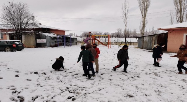 Erzincanda ilçelere yağan karın keyfini çocuklar çıkardı