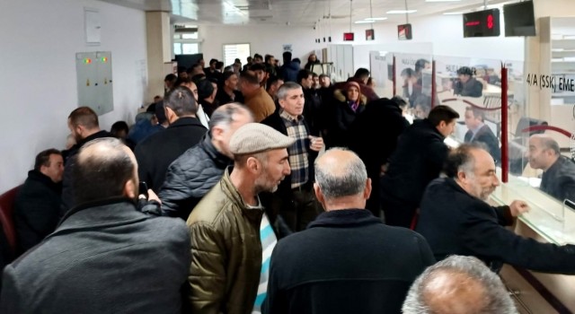 Erzincanda SGK binasında EYT yoğunluğu