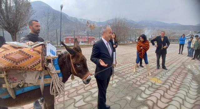 Eşekle Anadoluyu gezip kitap dağıtıyor