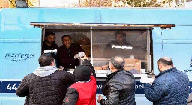 Esenyurt Belediyesi ikramlarıyla EYT sırasında bekleyenlerin içini ısıttı