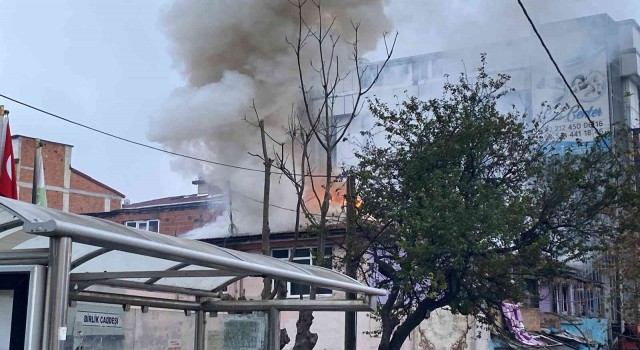 Esenyurtta gecekondu alev alev yandı