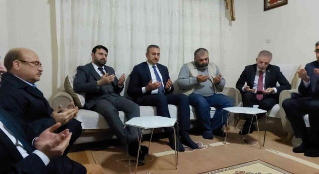 Eski Adalet Bakanı Gülden şehit öğretmenin ailesine ziyaret