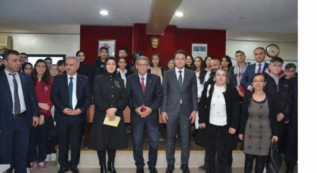 Eski Bakan deneyimlerini öğretmen ve öğrencilerle paylaştı
