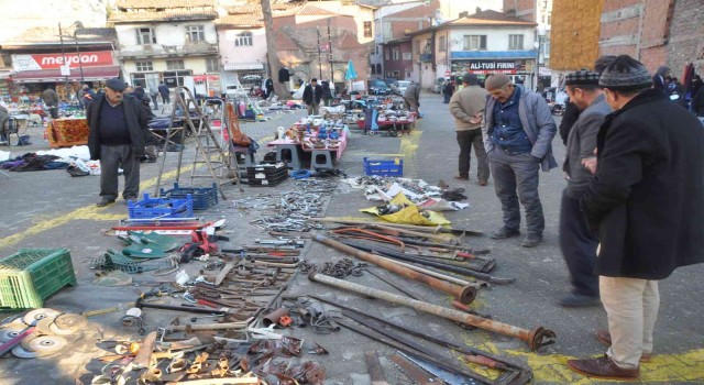 Eski eşyalar asırlık pazarda ekonomiye kazandırılıyor