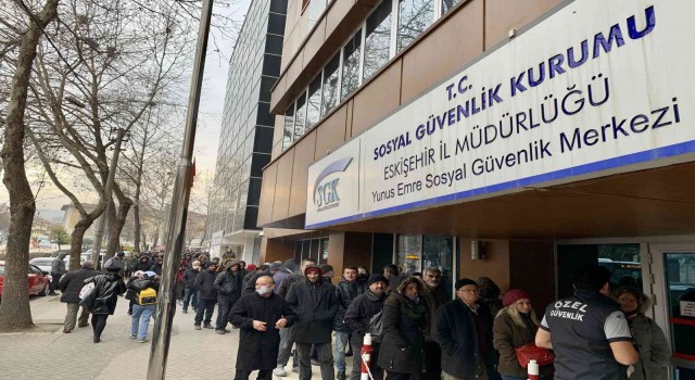 Eskişehirde zamsız borçlanma kuyruğu sürüyor