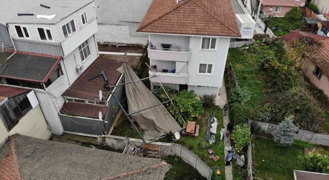 Etkili olan lodos, binanın tentesini uçurdu