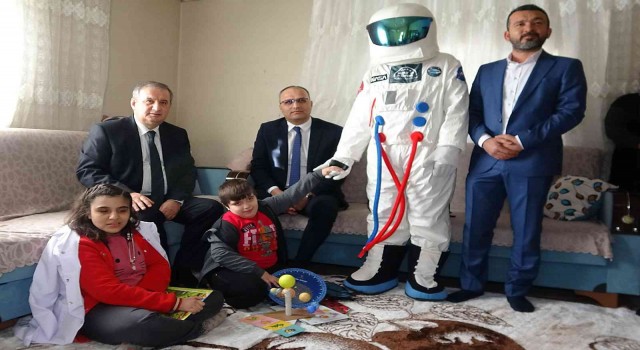 Eve astronot geldi: Evde eğitim alan özel kardeşlerin hayali gerçek oldu