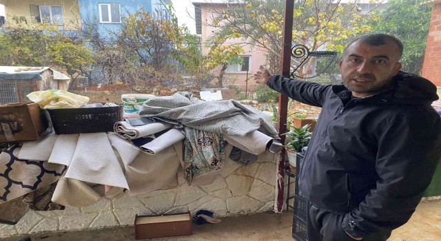 Evine giren yağmur suyunu tahliye etmek için bahçe duvarını yıktı
