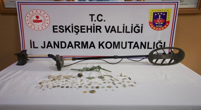 Evinin bahçesinde kaçak kazı yapan şahsa jandarma operasyonu