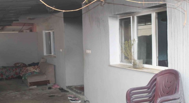 Evlerinde ikinci kez yangın çıkan ailenin evi kullanılamaz hale geldi
