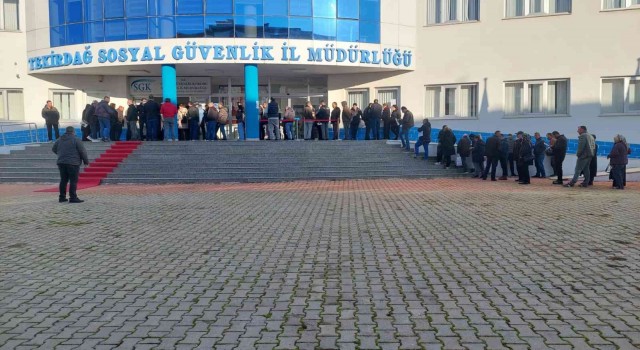 EYT kuyruğunda bekleyen vatandaş 6lı masayı topa tuttu