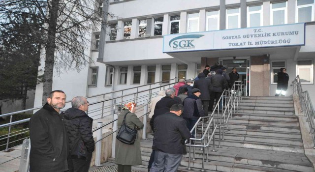 EYTliler SGK önünde uzun kuyruklar oluşturdu