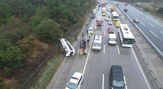Eyüpsultanda içerisinde turistlerin bulunduğu servis minibüsü devrildi: 2si ağır 10 yaralı