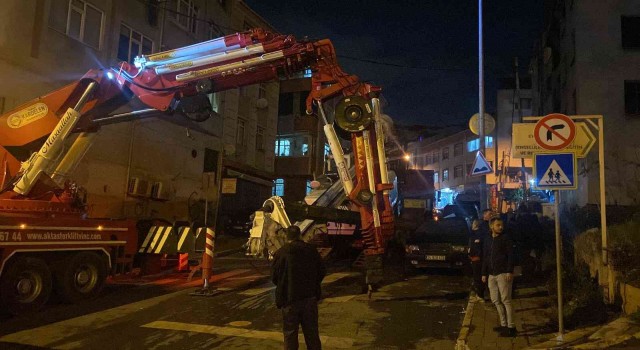 Eyüpsultanda iş makinesi park halindeki cipin üzerine devrildi