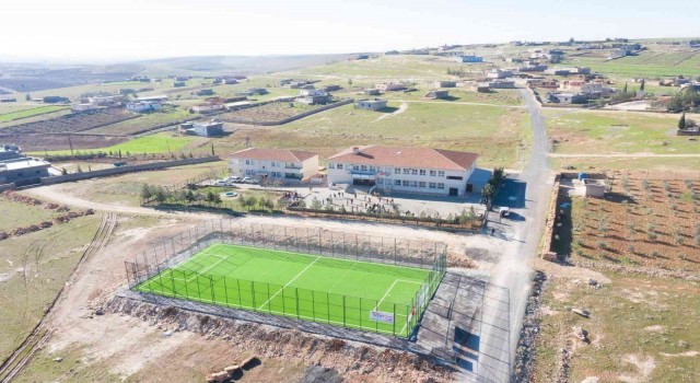 Eyyübiyeye yapılacak 20 halı sahadan 5i tamamlandı