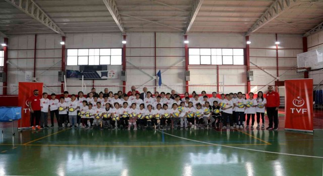 Fabrika Voleybol yeni okulunu Vanda açtı