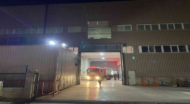 Fabrikanın bacası alev aldı, faciadan dönüldü
