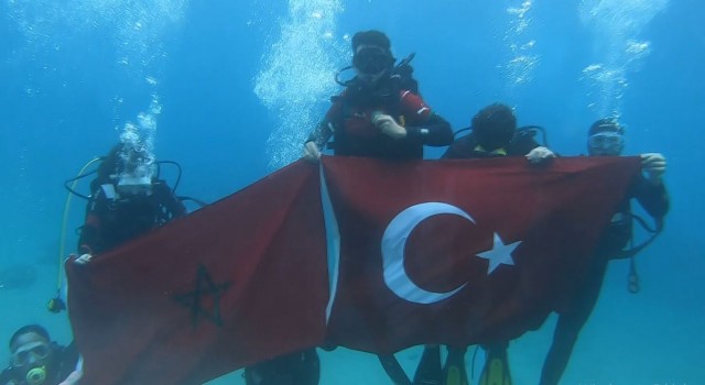 Faslı öğrenciden su altında tur kutlaması