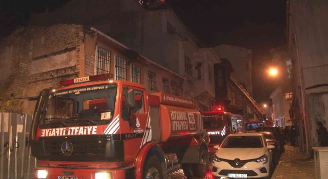 Fatihte 3 katlı ahşap bina alev alev yandı