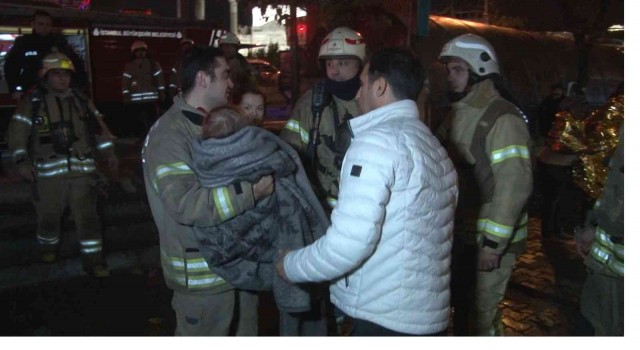 Fatihte 6 katlı otelde çıkan yangında 60 kişi tahliye edildi