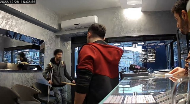 Fatihte koltuk değnekli şüphelinin meyve bıçağıyla soygun girişimi kamerada
