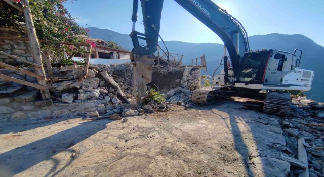 Fethiyedeki kaçak yapılar yıkıldı