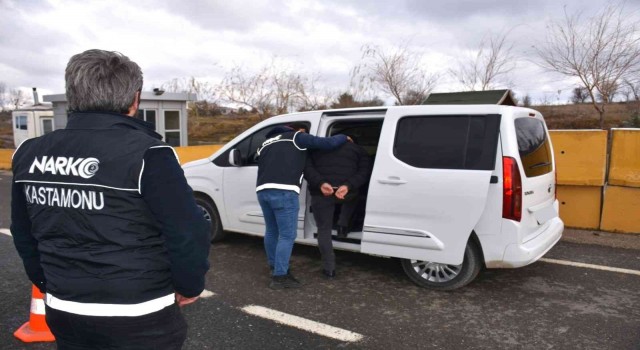 Firari uyuşturucu taciri denetim noktasında yakalandı