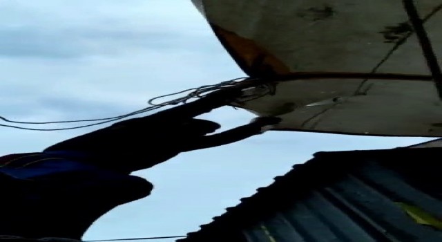 Fırtınada çadırını bağlarken uçma tehlikesi yaşayan pazarcıyı arkadaşı bacağından tutarak kurtardı