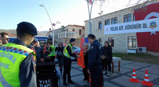 Foça Jandarmadan sürücülere reflektif yelek dağıtımı