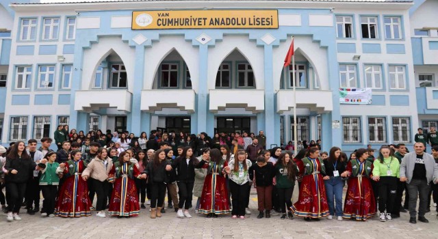 Fransa ve Romanyalı öğrenciler halay çekip keledoş yedi