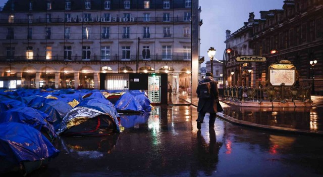 Fransada polis kaçak göçmenlerin kurduğu çadır kampı ablukaya aldı