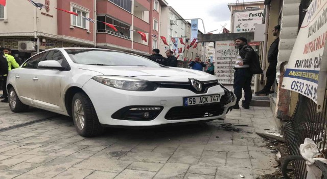 Fren yerine gaza bastı, 2 kişiyi duvara sıkıştırdı
