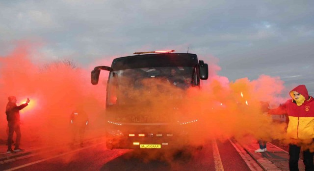 Galatasaray kafilesine Sivasta meşaleli karşılama