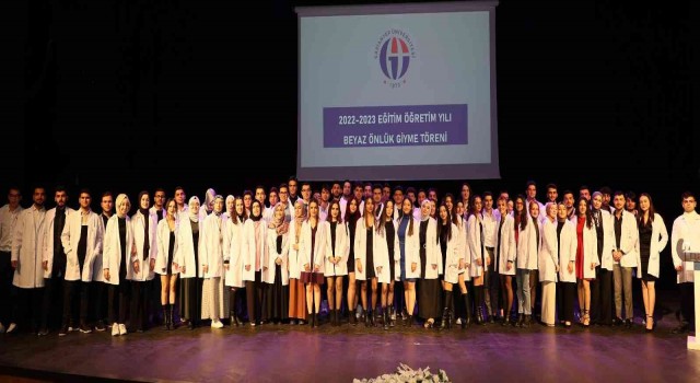GAÜNde beyaz önlük giymek töreni