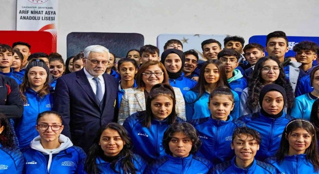 Gaziantepte lise öğrencilerine eşofman takımı