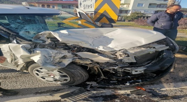Gazipaşada belediyeye ait süpürge kamyonu ile kamyonet çarpıştı: 3 yaralı