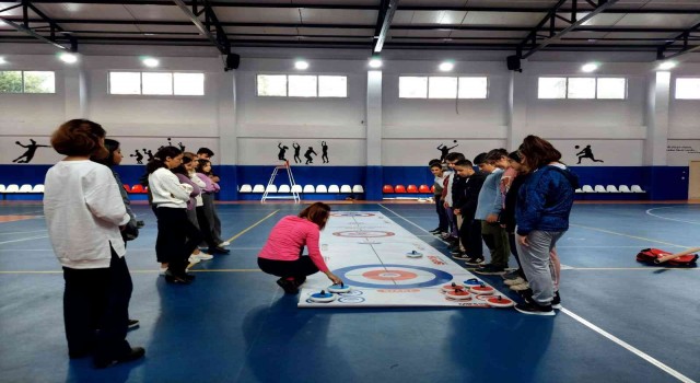 Gazipaşada öğrenciler Floor Curling sporuyla tanıştı