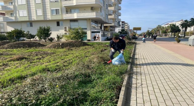 Gazipaşada yaşayan yerleşik Ruslar, cadde ve sokaklarda çöp topladı