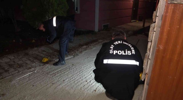 Gece yarısı korku dolu anlar yaşattı: Tartıştığı arkadaşının evine kurşun yağdırdı