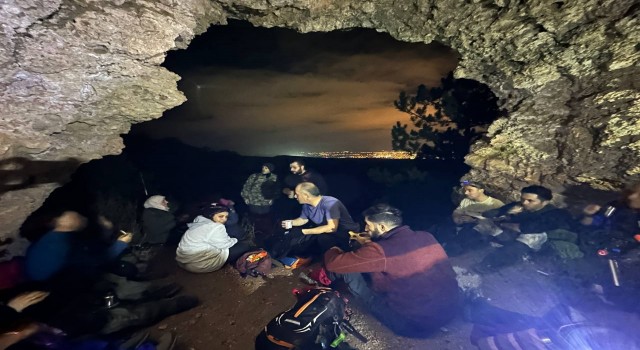 Gece yürüyüşçüleri mağaralarda şehir ışıklarını seyretti
