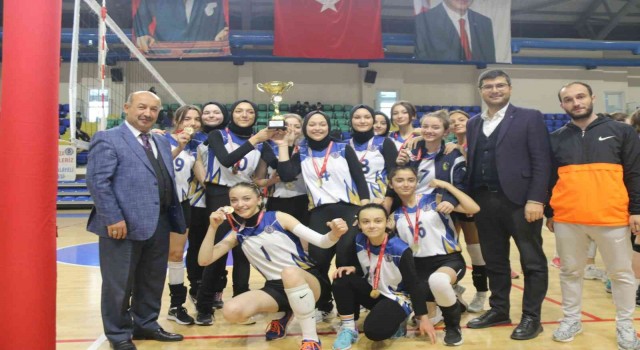 Gediz Mustafa Necip Alâyeli Anadolu Lisesi kız voleybol takımı il birincisi oldu