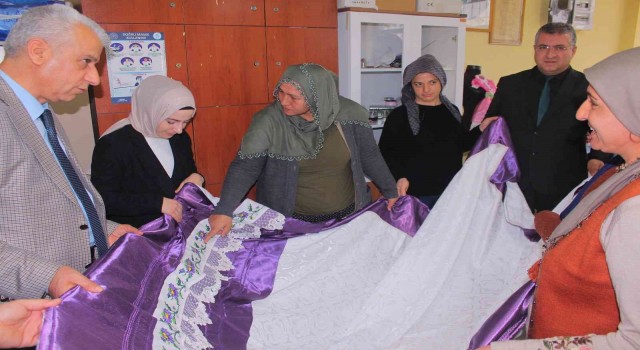 Gelinlik kızlara çeyiz hazırlıyorlar
