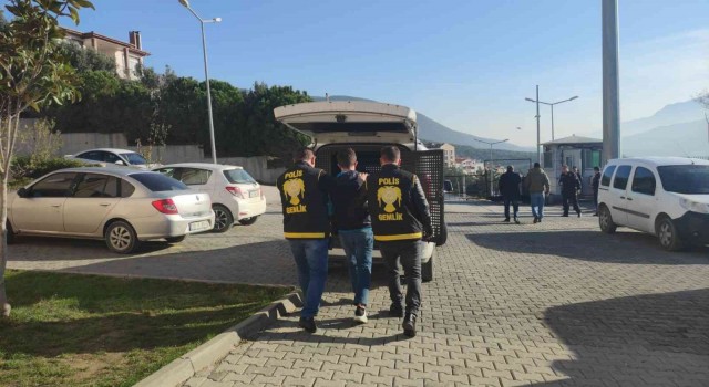 Gemikte 10 aracın camını hırsızlık için kıran zanlılar tutuklandı
