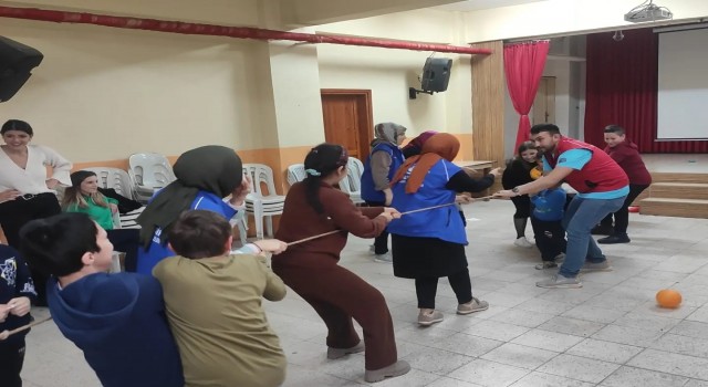 Gençler bir gününü özel çocuklara ayırdılar