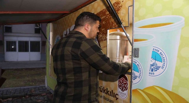 Gençler, Büyükşehirin ‘bardakta sıcak çorba ikramını çok sevdi