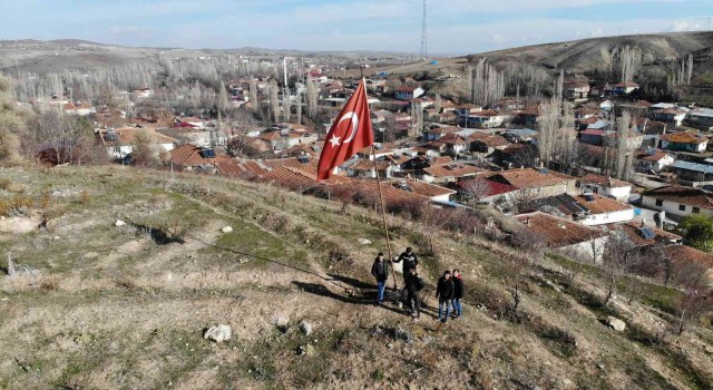 Gençlerin Türk bayrağı hassasiyeti yoğun ilgi gördü