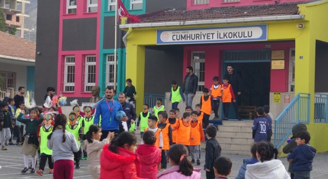 Gercüşte ilkokul öğrencileri futbol turnuvası düzenledi