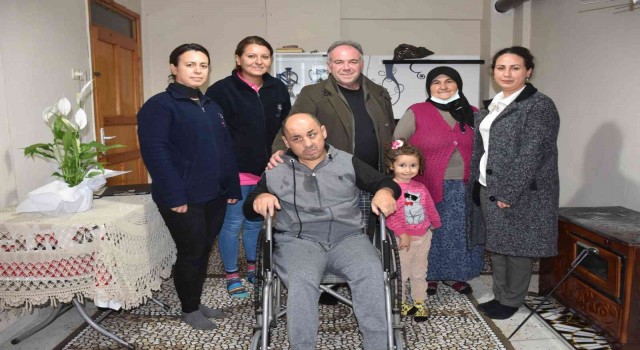 Germencik Belediyesinden engelli vatandaşa tekerlekli sandalye hediyesi
